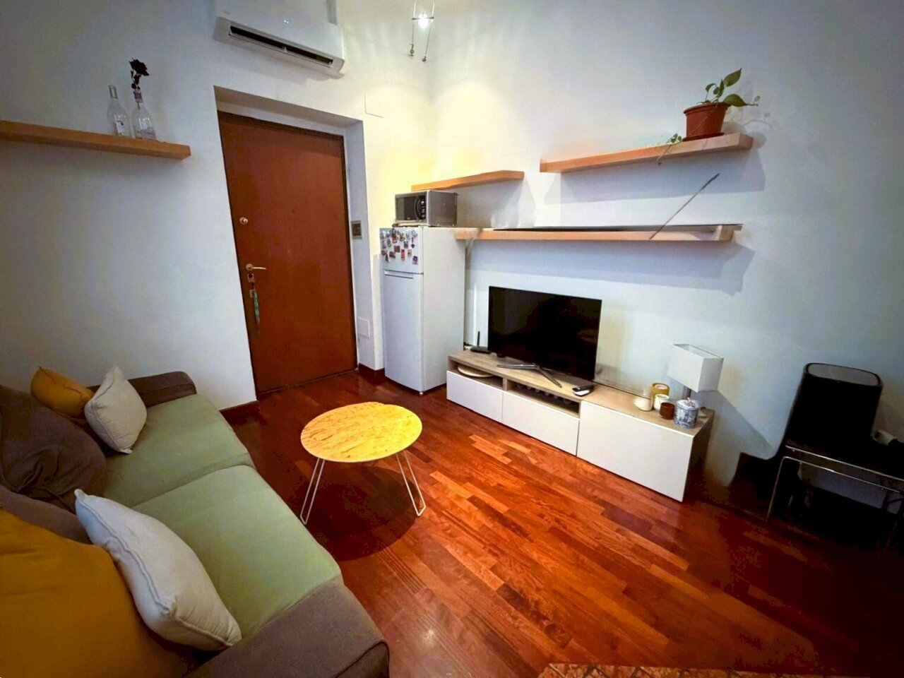 Soggiorno con cucina a vista - Bilocale Via Vittorio Salmini 4, Milano (zona Ticinese) - foto 3