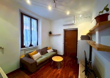 Soggiorno con cucina a vista - Bilocale Via Vittorio Salmini 4, Milano (zona Ticinese) - foto 2