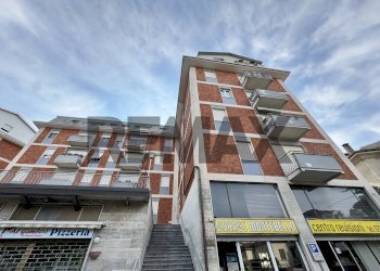 Edificio all\'aperto - Three-room apartment VIA MONTEBELLO
 
5, Varese - photo 1