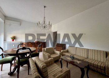 Sala da pranzo - Three-room apartment VIA MONTEBELLO
 
5, Varese - photo 4