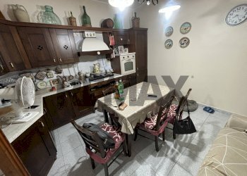 Sala da pranzo - Quadrilocale Via Santa Maria La Stella
 
52, Aci Sant'Antonio - foto 24