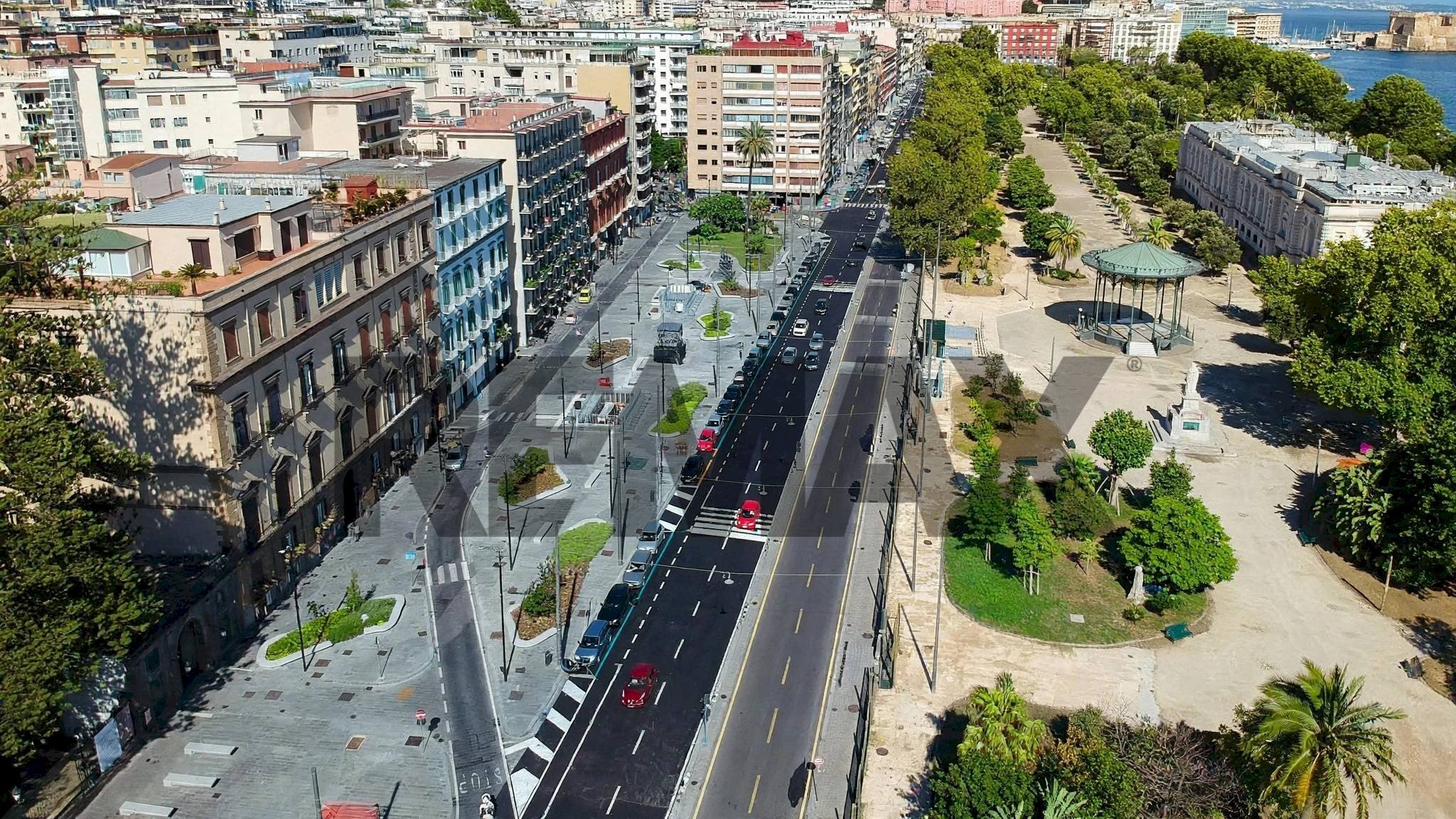 Edificio all\'aperto - Attività Commerciale Riviera Di Chiaia
289, Napoli - foto 2