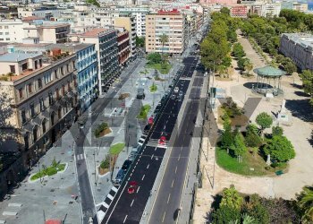 Edificio all\'aperto - Attività Commerciale Riviera Di Chiaia
289, Napoli - foto 2