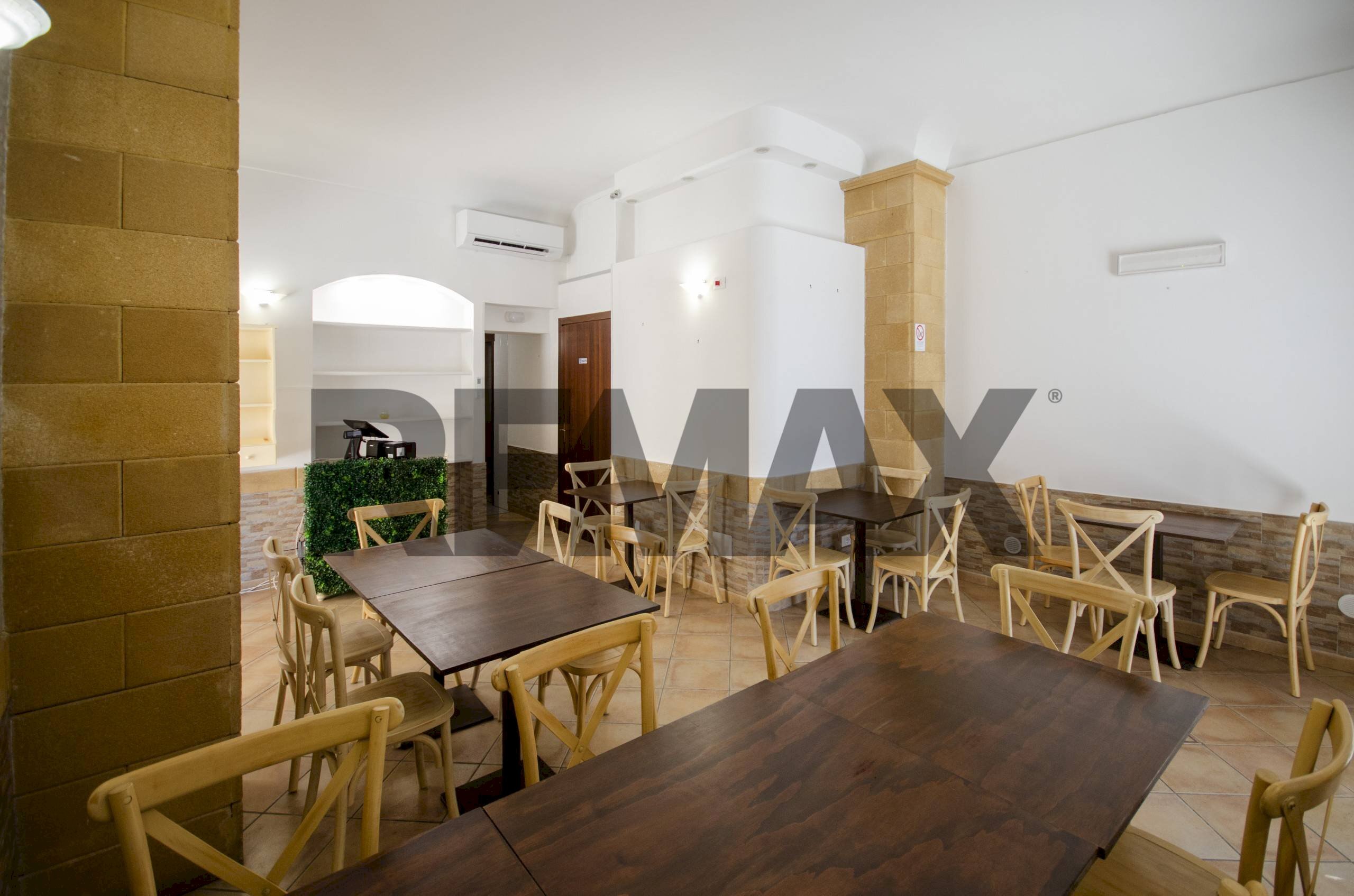 Sala da pranzo - Locale Commerciale Viale Regina Elena
 
28, Trapani - foto 1