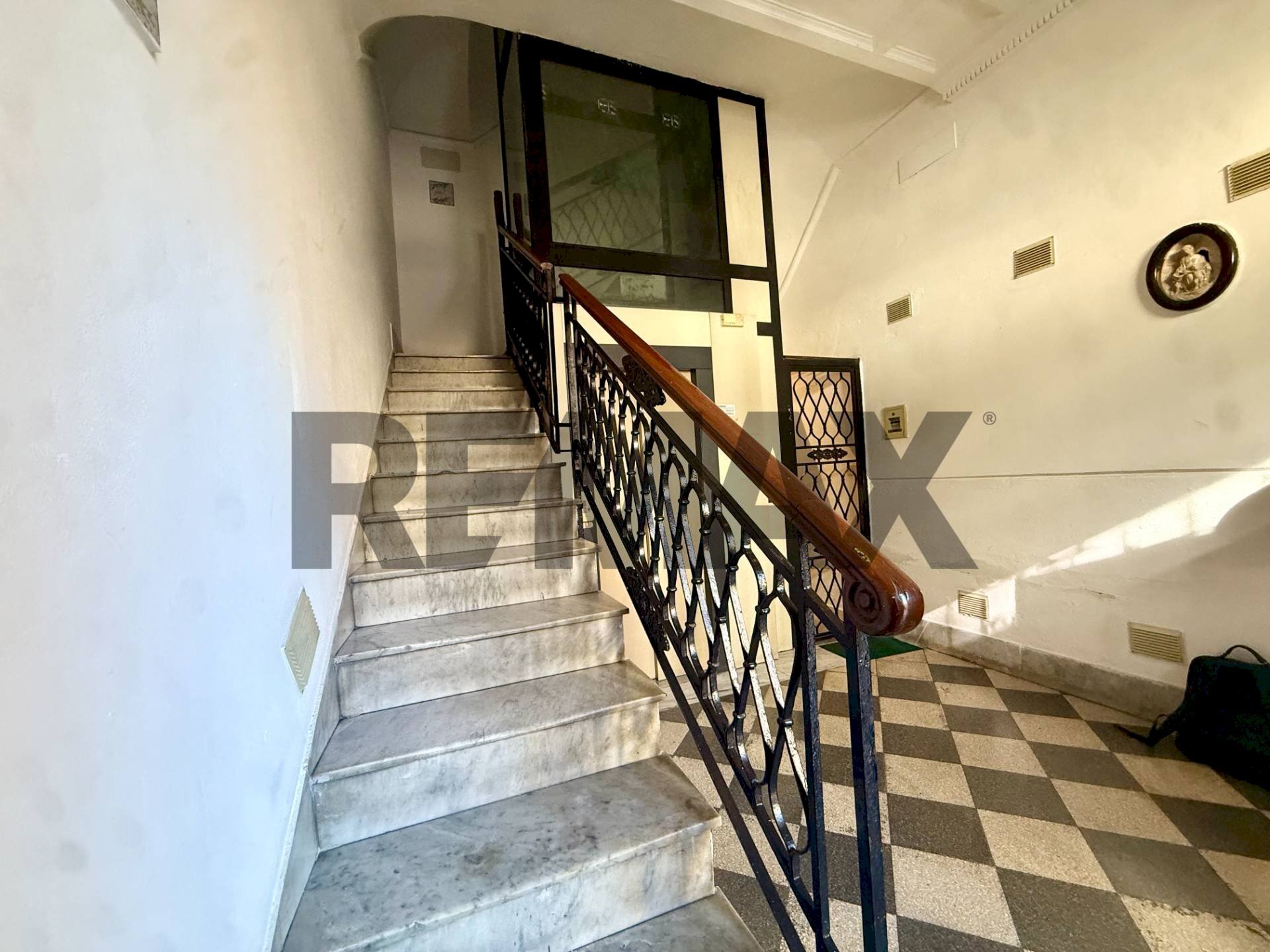 Scale - Three-room apartment Piazza Raffaele Busacca
2, Palermo - photo 3