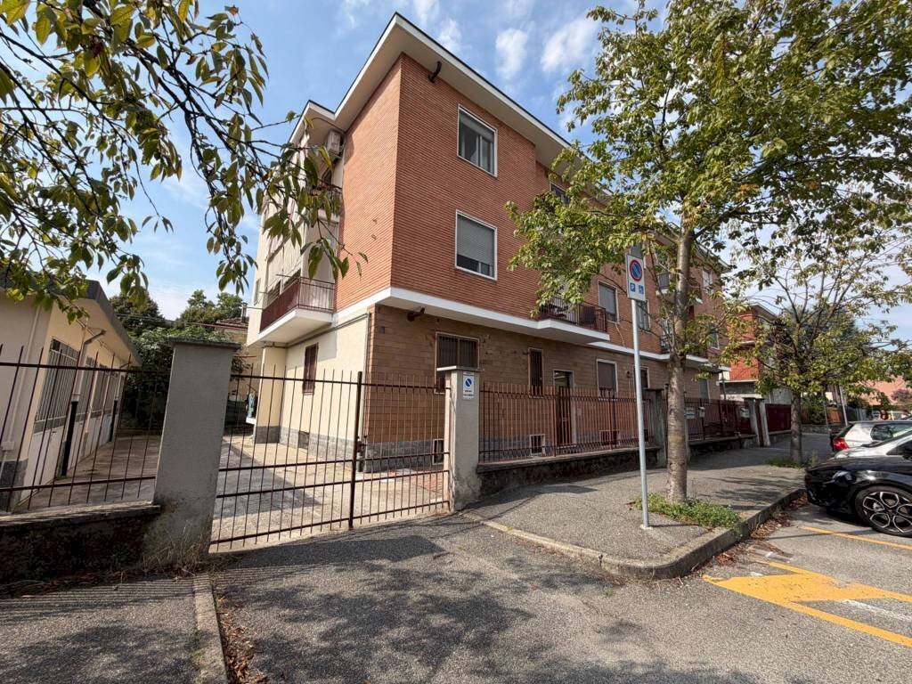 Facciata - Trilocale via Cherasco, 8, San Mauro Torinese - foto 2