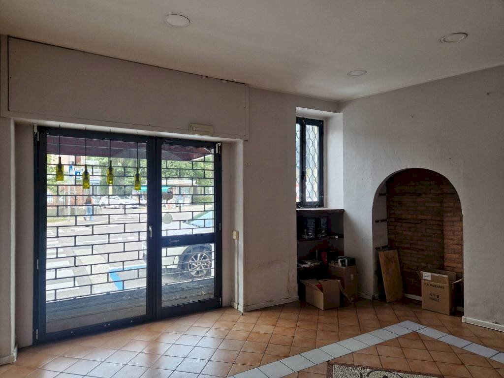 Interno non residenziale - Negozio viale Milano, 26, Varese - foto 3