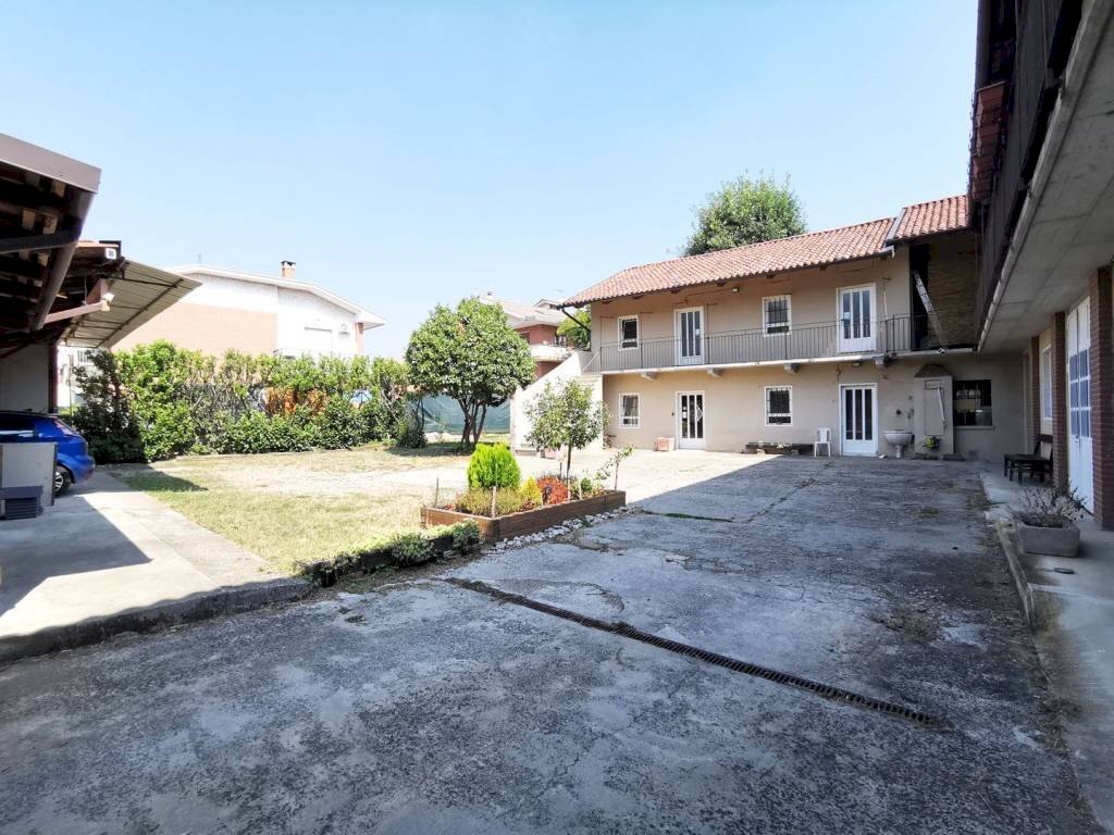 Cortile interno - Casa indipendente via Trento, 90, Volpiano - foto 3