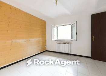 Camera da letto - Two-room apartment via Barabini di Teglia, 2, Genova (neighborhood Bolzaneto) - photo 9