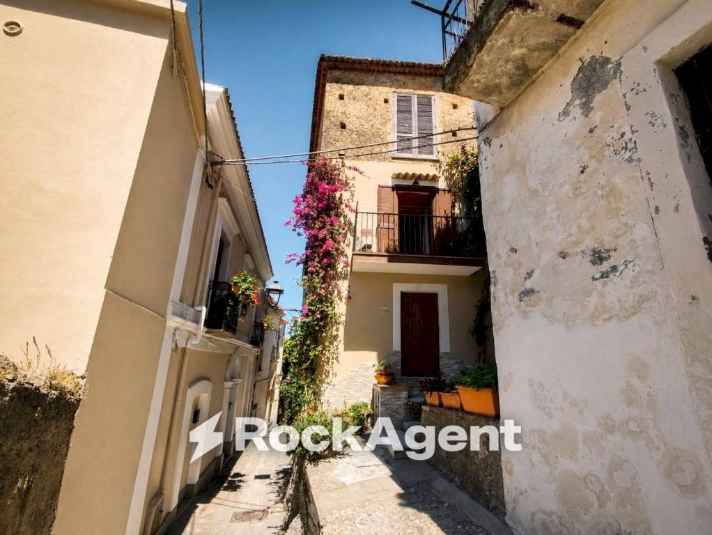 Facciata - Quadrilocale via Amedeo Barletta, 3, San Nicola Arcella - foto 2