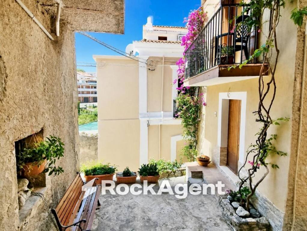Cortile interno - Quadrilocale via Amedeo Barletta, 3, San Nicola Arcella - foto 3