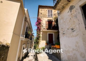 Facciata - Quadrilocale via Amedeo Barletta, 3, San Nicola Arcella - foto 2