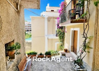 Cortile interno - Quadrilocale via Amedeo Barletta, 3, San Nicola Arcella - foto 3