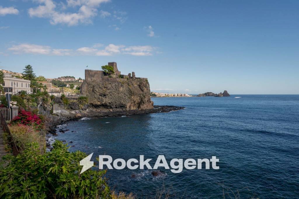 Vista - Casa indipendente via Vicario Nicolosi, 14, Aci Castello - foto 1