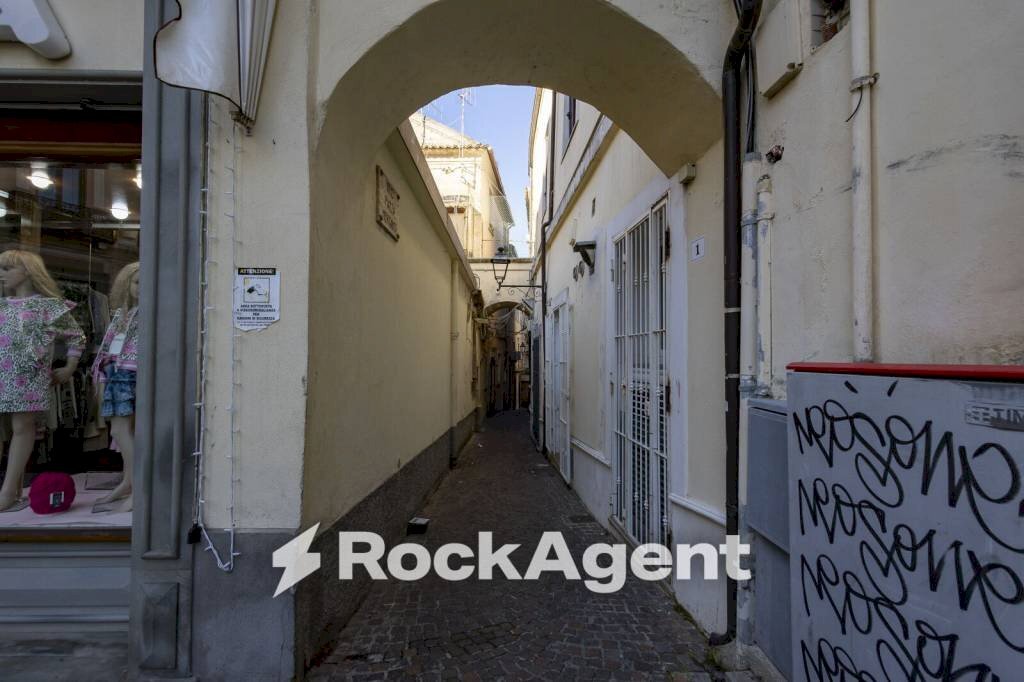 Interno palazzo - Negozio vico Piazza Mercanti, 9, Catanzaro - foto 3