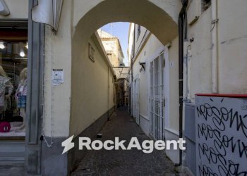 Interno palazzo - Negozio vico Piazza Mercanti, 9, Catanzaro - foto 3