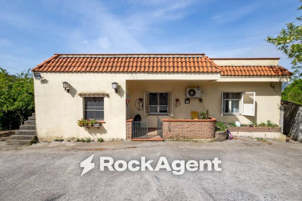 Facciata - Casa indipendente via per Gimigliano, 251, Catanzaro - foto 1