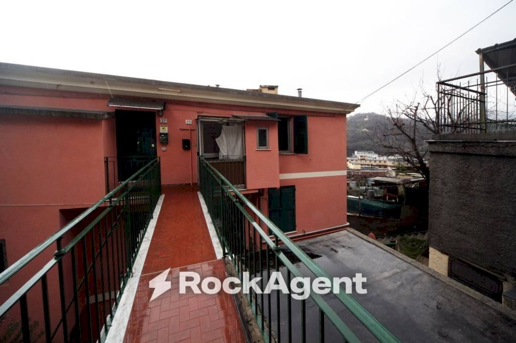 Balcone - Trilocale via Campodonico, 35, Genova (zona Bolzaneto) - foto 2