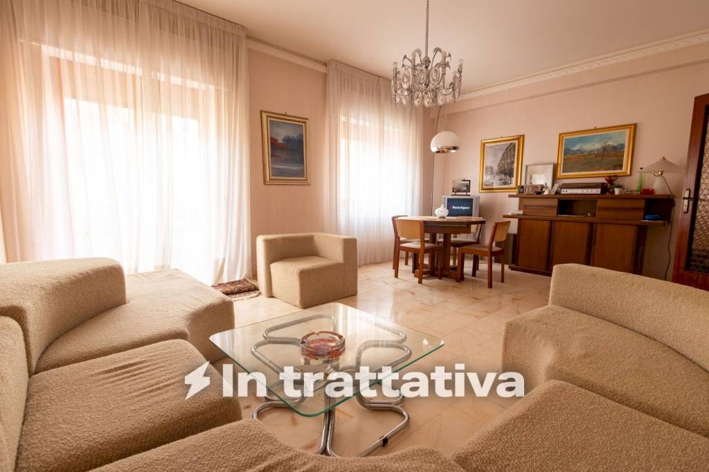Salone - Appartamento via Eugenio de Riso, 77, Catanzaro - foto 2