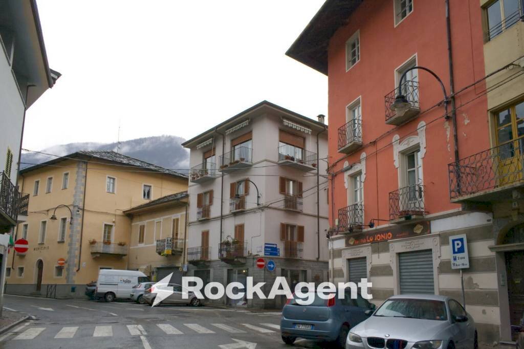 Facciata - Negozio via Guglielmo Marconi, 8, Pont-Canavese - foto 2
