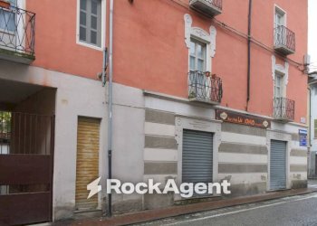 Facciata - Negozio via Guglielmo Marconi, 8, Pont-Canavese - foto 14