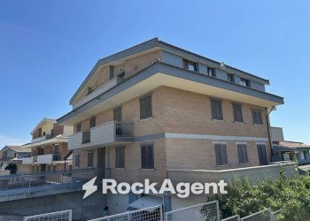 Facciata - Bilocale via Levante, Città Sant'Angelo - foto 5