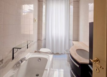BAGNO PRINCIPALE - Four-room apartment Corso Martiri della Libertà, Brescia - photo 12