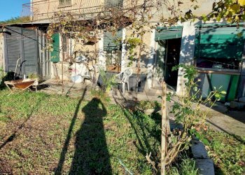 Giardino - Casa indipendente via La Pezza
 
3, Luino - foto 3