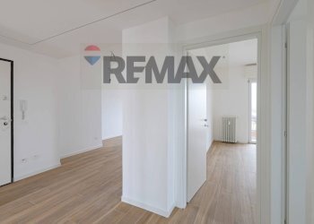 Hall / corridoio - Three-room apartment VIA RIMEMBRANZE
 
5, Vedano al Lambro - photo 19