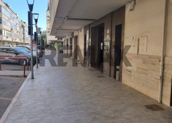 Edificio all\'aperto - Trilocale via lago di como
 
1, Montesilvano - foto 3
