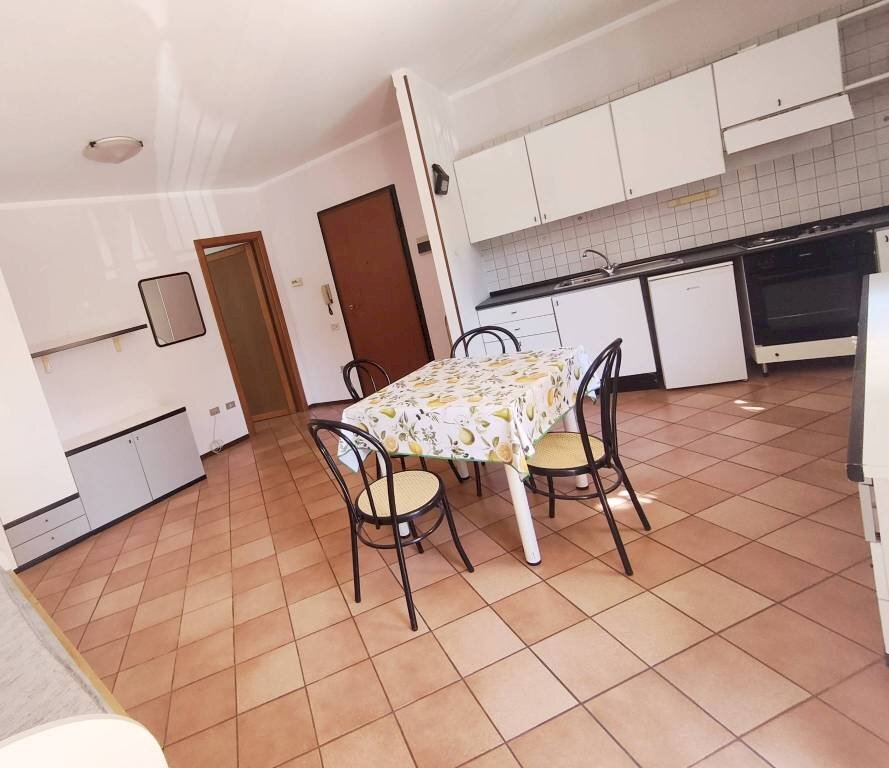 Cucina - Appartamento piazza Romanisio, 32, Fossano - foto 3