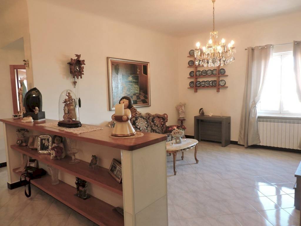 Salone - Appartamento via San Pier d'Arena, 18, Genova (zona Sampierdarena) - foto 2