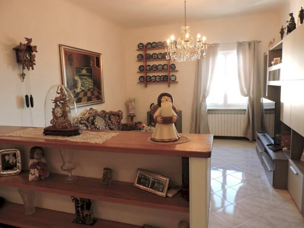 Salone - Appartamento via San Pier d'Arena, 18, Genova (zona Sampierdarena) - foto 3