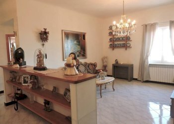 Salone - Appartamento via San Pier d'Arena, 18, Genova (zona Sampierdarena) - foto 2