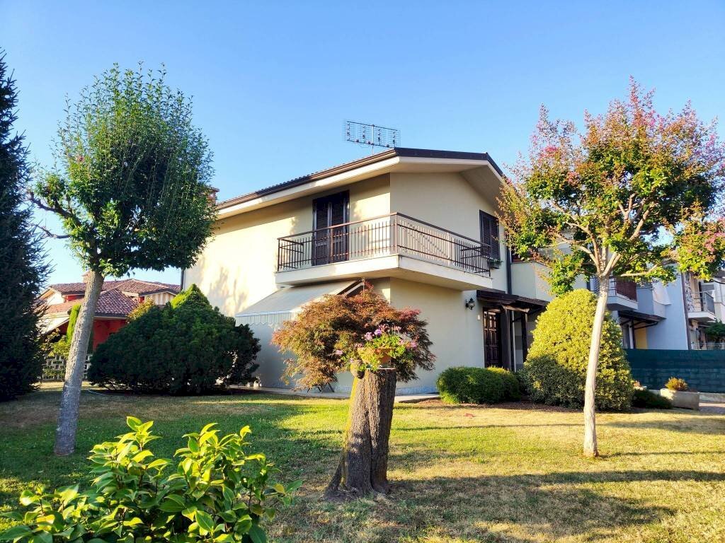 Facciata - Villa a Schiera frazione Roata Rossi, Cuneo - foto 1