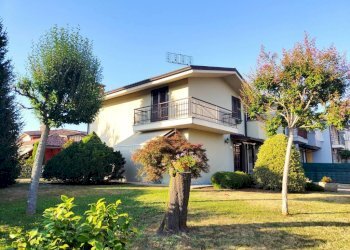 Facciata - Villa a Schiera frazione Roata Rossi, Cuneo - foto 1