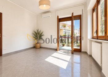 Soggiorno - Quadrilocale Piazza Francesco Muzii, Napoli (zona Arenella) - foto 3