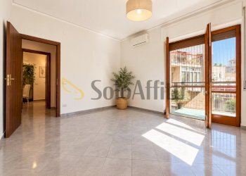 Soggiorno - Quadrilocale Piazza Francesco Muzii, Napoli (zona Arenella) - foto 5