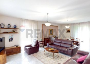 Sala da pranzo - Villa Via Enrico Toti
 
350, Caronno Pertusella - foto 2