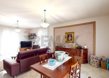 Sala da pranzo - Villa Via Enrico Toti
 
350, Caronno Pertusella - foto 7