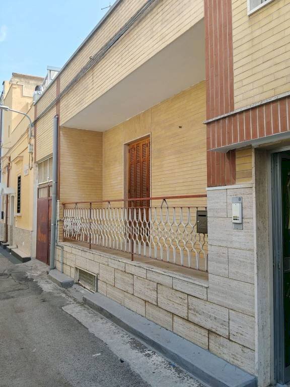 Facciata - Casa indipendente via Gioacchino Rossini, 8, Bari (zona Carbonara di Bari) - foto 1