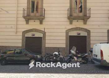 Facciata - Negozio via Sant'Anna dei Lombardi, 57, Napoli - foto 4