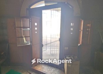 Interno palazzo - Negozio via Polidori, 1, Bientina - foto 1
