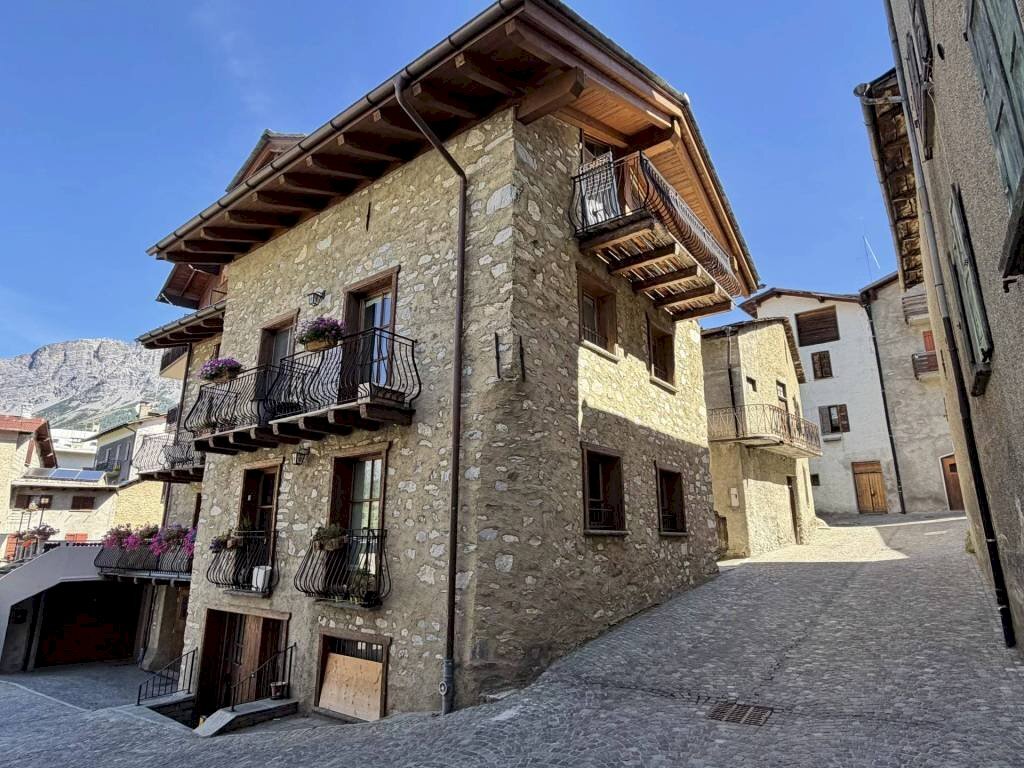 Facciata - Quadrilocale via Somdoss, 4, Valdisotto - foto 2