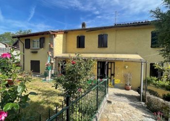 IMG_E3498.JPG - Villa Strada Provinciale Carobbio, Tizzano Val Parma - foto 1