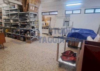 PHOTO-2026-08-31-17-44-41 2 - Warehouse Via Nuvolone, Taggia - photo 13