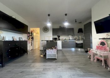 SALA CON CUCINA A VISTA - Appartamento Via Mario Cerulli, Orbetello - foto 1