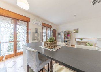 Sala da pranzo - Trilocale Via Di Castel di Leva
298z, Roma - foto 28