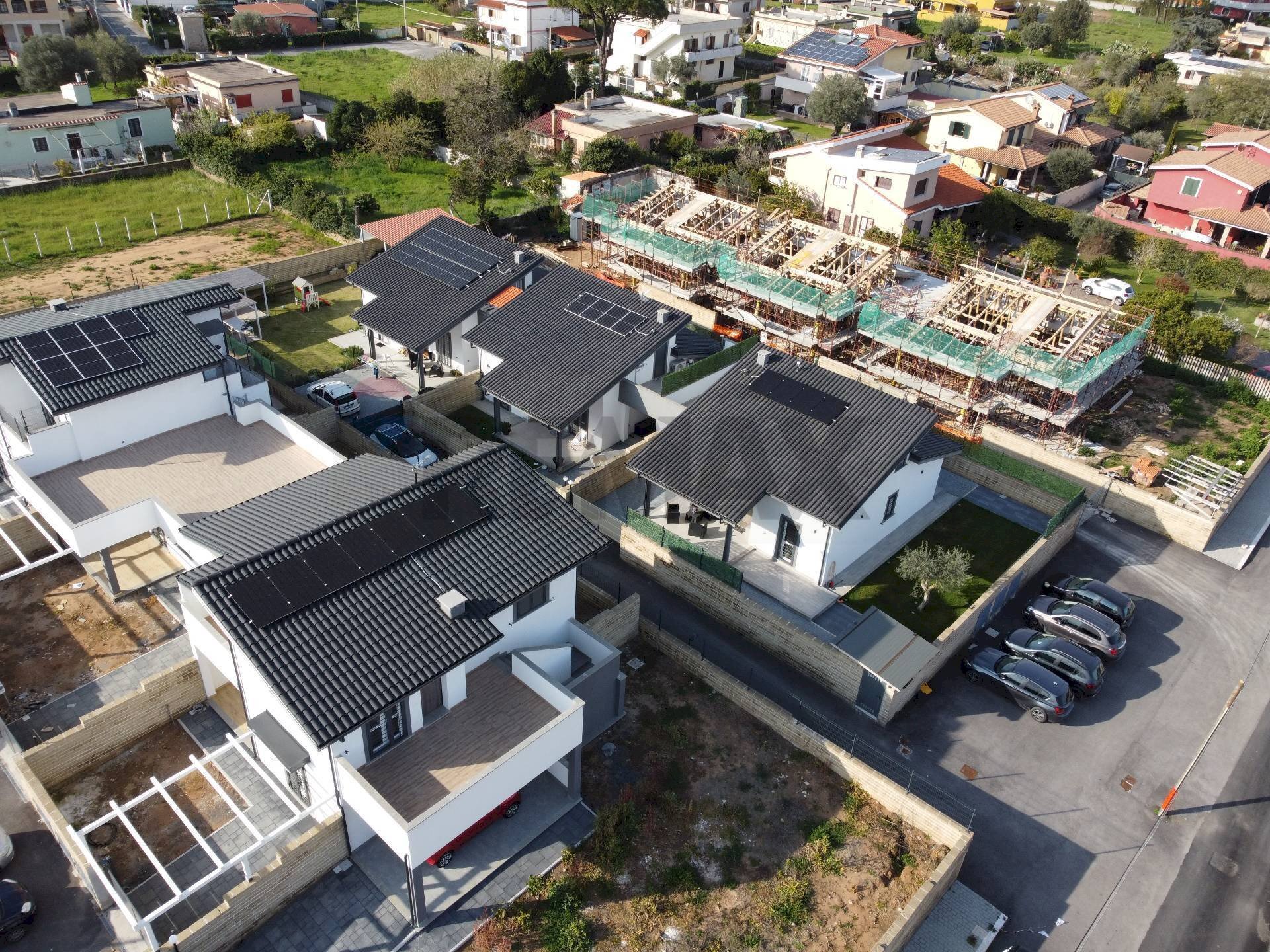 Edificio all\'aperto - Villa via Solferino ang via Peschiera
11, Anzio - foto 3