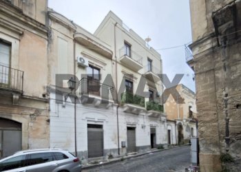 Edificio all\'aperto - Casa semi indipendente via Messina
 
12, Lentini - foto 1